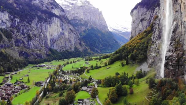 Uitzicht vanuit de lucht over het dorpje Lauterbrunnen in Zwitserlandmet zijn beroemde waterval — Stockvideo