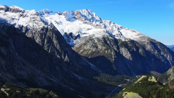 El increíble paisaje de los Alpes suizos en Suiza — Vídeos de Stock