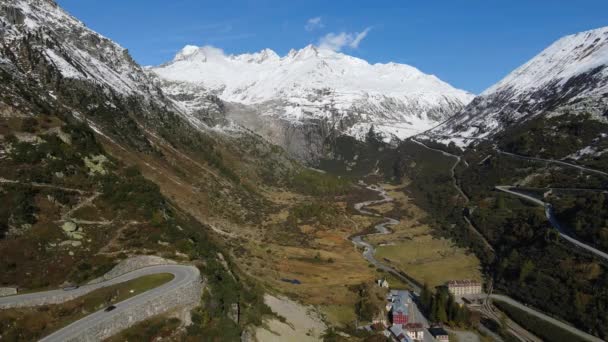 Vlucht over de prachtige bergen in Zwitserland — Stockvideo