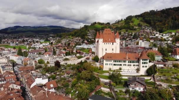 Vista aérea de la ciudad de Thun en Suiza — Vídeos de Stock
