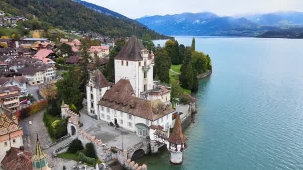 Beroemd kasteel Oberhofen aan het Thunermeer in Zwitserland — Stockvideo