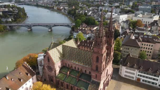 Αεροφωτογραφία της πόλης της Βασιλείας της Ελβετίας και του καθεδρικού ναού — Αρχείο Βίντεο
