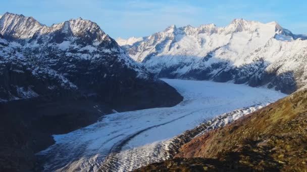 Luchtfoto over de grootste gletsjer van Europa - de Aletschgletscher in de Zwitserse Alpen — Stockvideo