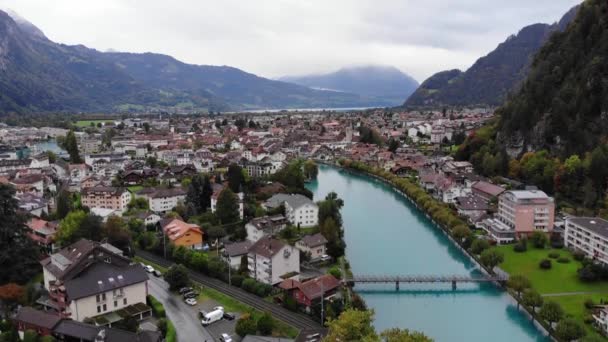 Widok z lotu ptaka na miasto Interlaken w Szwajcarii — Wideo stockowe