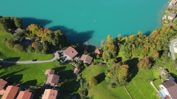 Amazing Lake Brienz Svájcban a kék víz — Stock videók