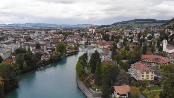 Vue aérienne sur la ville de Thoune en Suisse — Video