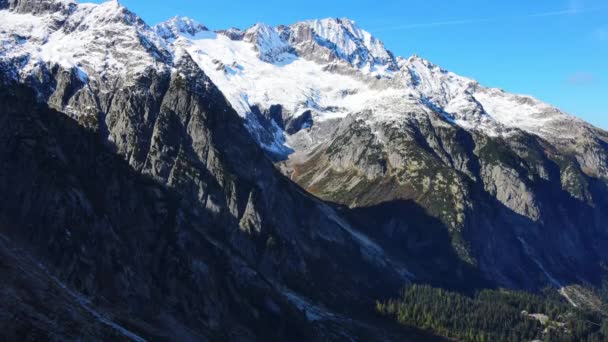 Het wonderlijke landschap van de Zwitserse Alpen in Zwitserland — Stockvideo