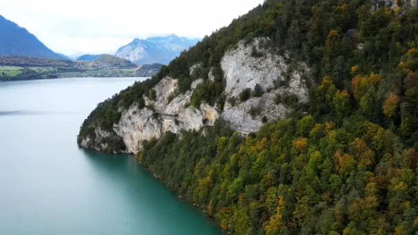 Panoramiczna ulica wzdłuż jeziora Thun w Szwajcarii — Wideo stockowe
