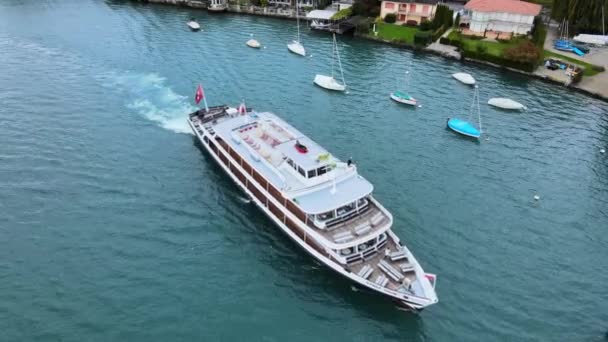 Barco turístico en el lago Thun en Suiza — Vídeo de stock