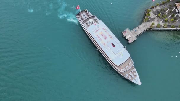 Sightseeing boot op het meer van Thun in Zwitserland — Stockvideo