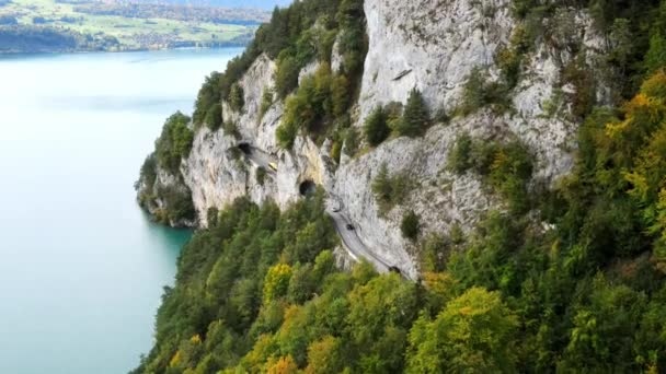 Calle panorámica a lo largo del lago Thun en Suiza — Vídeo de stock
