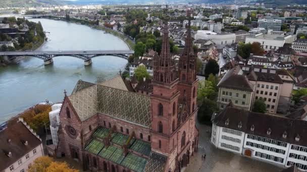 Luchtfoto over de stad Bazel Zwitserland en de kathedraal — Stockvideo