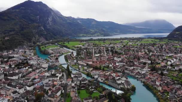 Luchtfoto over de stad Interlaken in Zwitserland — Stockvideo