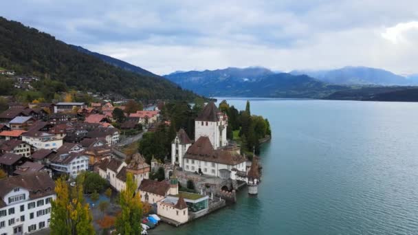 Castelo famoso Oberhofen no Lago Thun, na Suíça — Vídeo de Stock