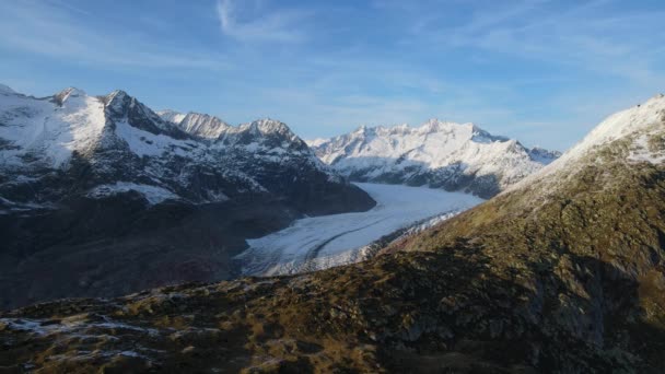 Вид с воздуха на самый большой ледник в Европе - Алечглетчер в швейцарских Альпах — стоковое видео