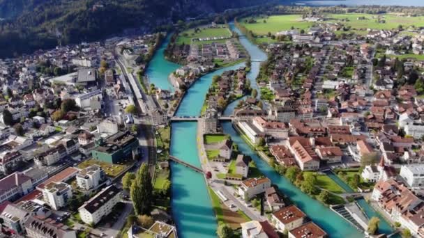 Widok z lotu ptaka na miasto Interlaken w Szwajcarii — Wideo stockowe