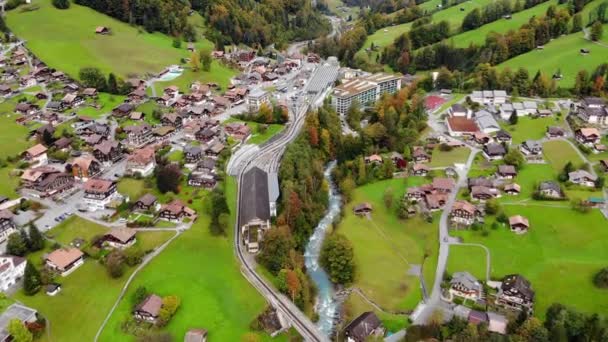 İsviçre 'deki Lauterbrunnen köyünün üzerinde meşhur şelalesiyle hava manzarası. — Stok video