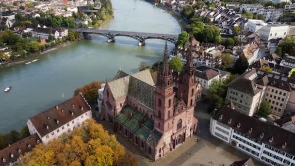 Αεροφωτογραφία της πόλης της Βασιλείας της Ελβετίας και του καθεδρικού ναού — Αρχείο Βίντεο