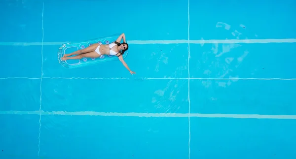 Söt och sexig kvinna i bikini i en pool — Stockfoto