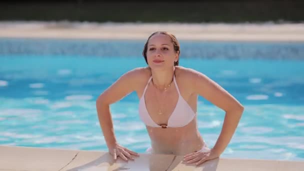 Sexy girl steps out of a swimming pool on a hot summer day — Stock Video