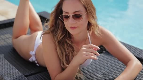 Sexy girl drinks a cocktail by the swimming pool — Stock Video