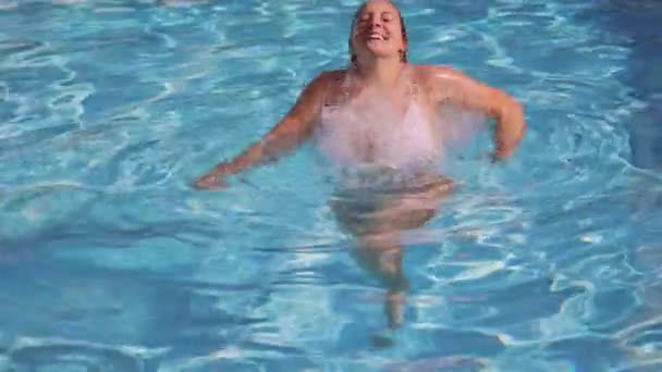 Sexy Mädchen im Bikini hat Spaß im Schwimmbad — Stockvideo