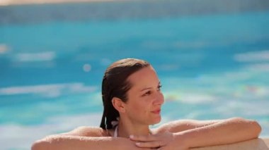 Yüzme havuzunda bikinili güzel ve seksi bir kadın.