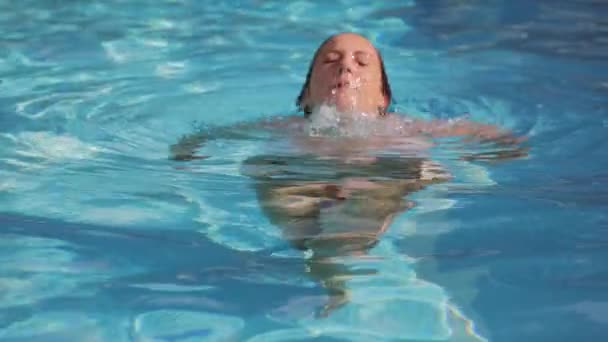 Sexy meisje in bikini heeft plezier in het zwembad — Stockvideo
