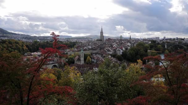 Staden Bern - huvudstad i Schweiz historiska distrikt — Stockvideo