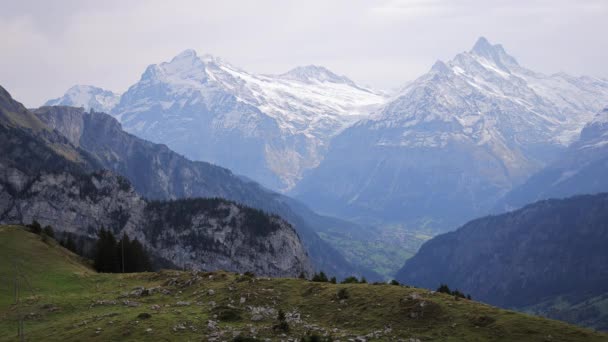 스위스의 스키니게 플라테 주변에 있는 아름다운 산들 — 비디오