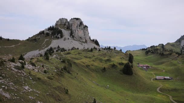 Nádherné hory kolem Schynige Platte ve Švýcarsku — Stock video