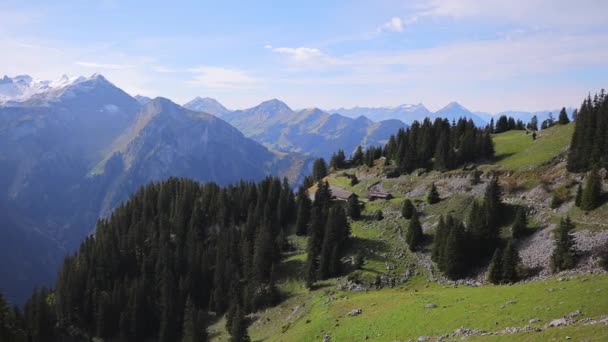 Прекрасный пейзаж в швейцарских Альпах — стоковое видео