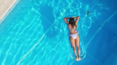 Seksi kız serin bir yüzme havuzunda yazın tadını çıkarıyor.