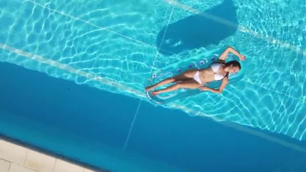 Jung und sexy frau hat spaß im ein pool — Stockvideo