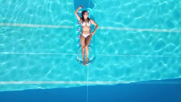Sexy girl enjoys the summer in a cool swimming pool — Stock Video