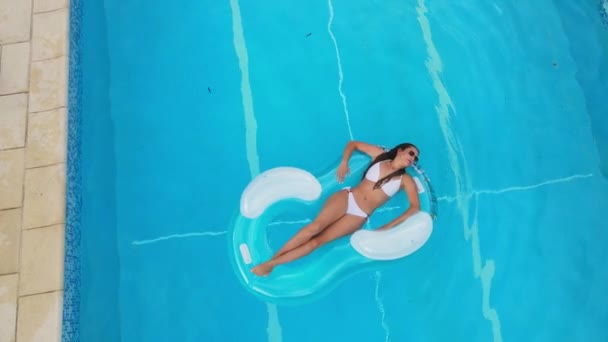 Sexy girl enjoys the summer in a cool swimming pool — Stock Video