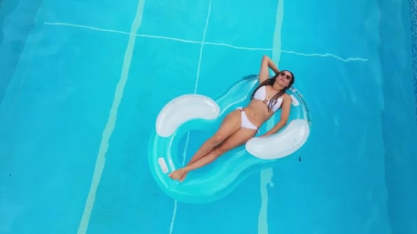 Jong en sexy vrouw heeft plezier in een zwembad — Stockvideo
