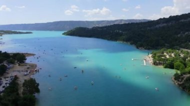 Verdon Kanyonu 'ndaki Fransız Alplerinde Sainte Croix Gölü' nün manzarası