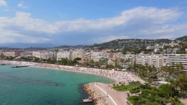 Cannes şehrindeki Fransız Rivierası 'nın ünlü plajları.