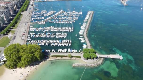 Geneva marina - hajók a Genfi-tavon fentről — Stock videók