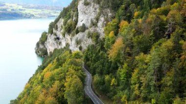 İsviçre 'de Thun Gölü boyunca panoramik cadde