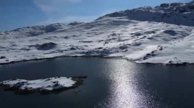 İsviçre Alpleri 'ndeki buzulların üzerinden uçuyor.