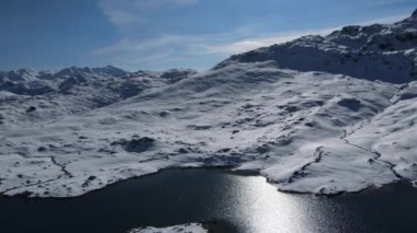 İsviçre 'de güzel bir buzulun üzerindeki hava manzarası.