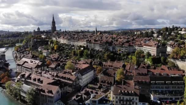 Historiska distriktet Bern i Schweiz - Flygfoto över huvudstaden — Stockvideo