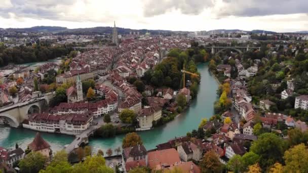 İsviçre 'nin başkenti Bern üzerindeki hava manzarası — Stok video