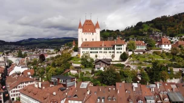 Flygfoto över staden Thun i Schweiz — Stockvideo