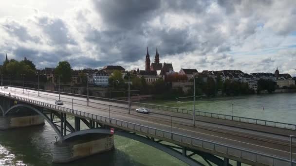 Vista aérea de la ciudad de Basilea Suiza y Catedral — Vídeos de Stock