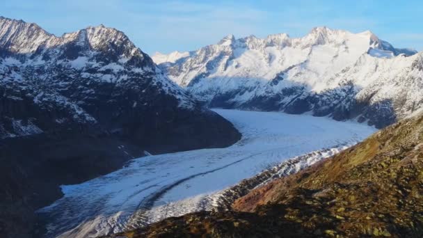 Vista aérea sobre el glaciar más grande de Europa: el Aletschgletscher en los Alpes suizos — Vídeo de stock