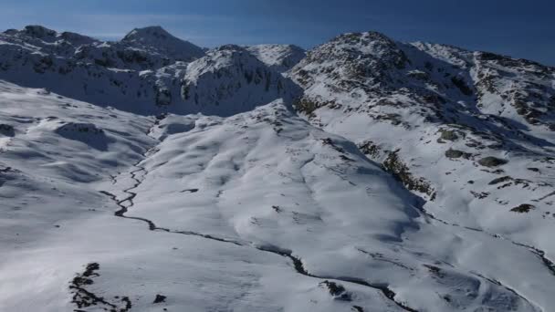 Luftaufnahme über einen wunderschönen Gletscher in der Schweiz — Stockvideo