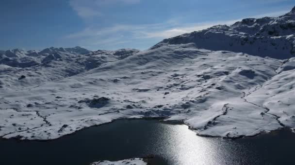 Luftaufnahme über einen wunderschönen Gletscher in der Schweiz — Stockvideo